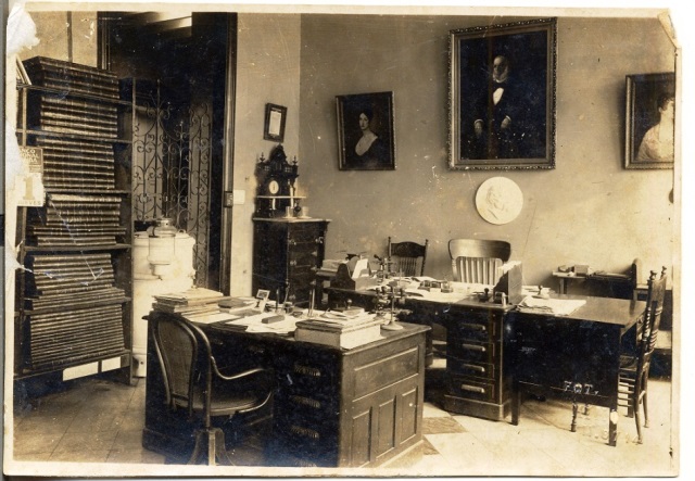 Foto de Oficina del director interino Fernando de Miranda, ca. 1918-1920. Fondos BNCJM.